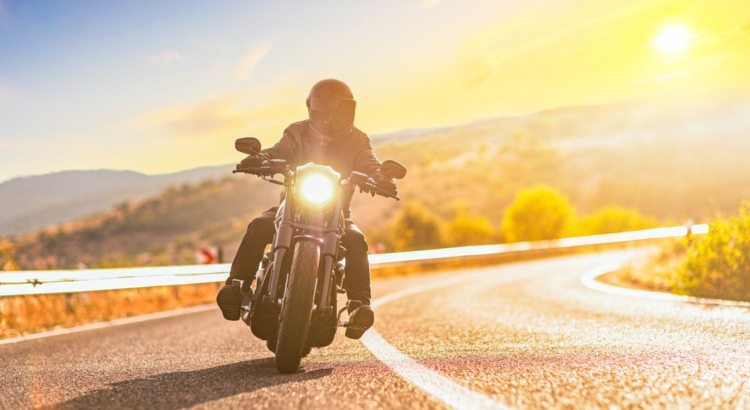 Motorrad Motorradfahren Biker Foto iStock Ljupco