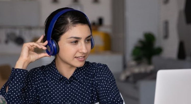 Laptop Kopfhörer Schulung 169 Foto iStock fizkes