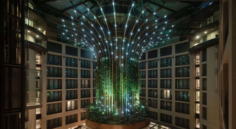 Radisson Collection Berlin Living Tree Foto Radisson