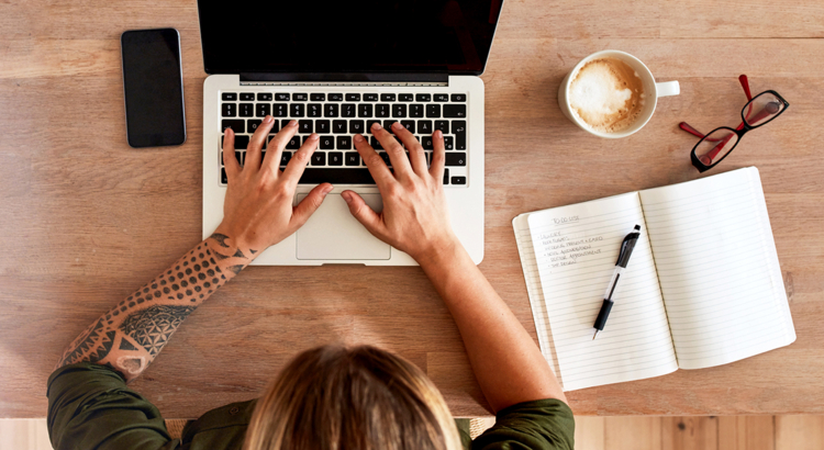 Tisch Laptop Arbeit iStock Jacob Ammentorp Lund.jpg