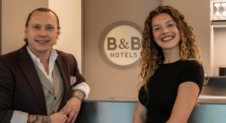 Gastgeber des B&B HOTEL Memmingen Jeffrey Glomba und seine Partnerin Julia Singer
