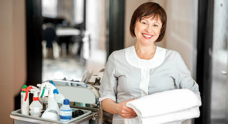 Housekeeping Zimmermädchen Hotel iStock RossHelen.jpg