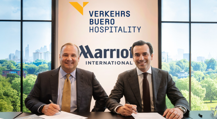 Anthony Capuano (links im Bild), President & CEO von Marriott International, und Martin Winkler (rechts), CEO des Verkehrsbüros