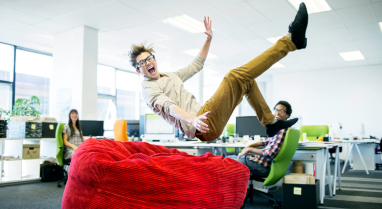 Büro Sitzsack springen Arbeitsklima iStock Robert Daly.jpg