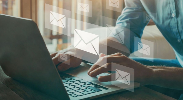 Online-Meldung Online-Krankmeldung Foto iStock anyaberkut