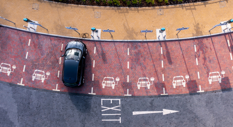 Elektroauto Ladesäule Parkplatz von oben iStock Teamjackson.jpg