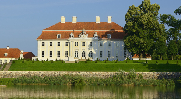 Schloss Meseberg Gransee Brandenburg Foto iStock Lumir Pecold