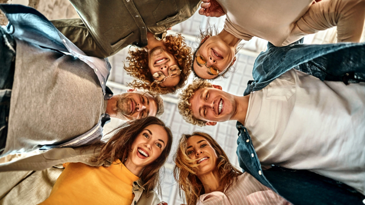 Team Junge Leute Gesichter von unten iStock Harbucks.jpg