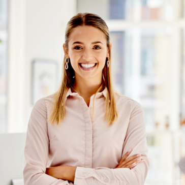 Büro junge Frau happy quadrat iStock People Images.jpg