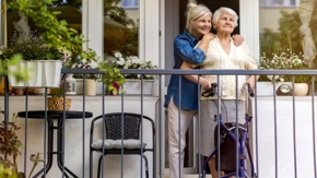 Seniorenwohnen Alte Frau und Tochter auf Balkon iStock Piksel.jpg