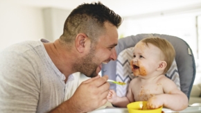 Papa Vater Kind Baby Vaterzeit Foto iStock LSOphoto