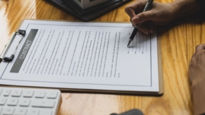 Vertrag Mietvertrag Kaufvertrag Foto iStock Wasan Tita