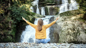 Digital Detox Frau Wasserfall Allgäu GmbH Angel Galan Medina.jpg