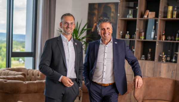 Frames Hotel Gesch&auml;ftsf&uuml;hrer Ilmi Viqa (rechts) Philipp Lohse (links)